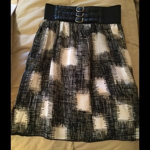 Black and white elastic belted skirt